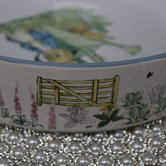 BEATRIX POTTER PETER BUNNY RABBIT EASTER ROUND SERVING DISH CASSEROLE - NEW - Picture 5 of 9